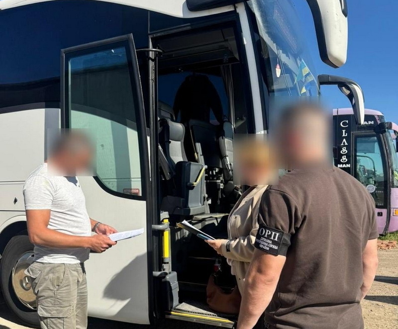 Прикордонники затримали водіїв з Прикарпаття, які ховали ухилянтів в автобусах за кордон