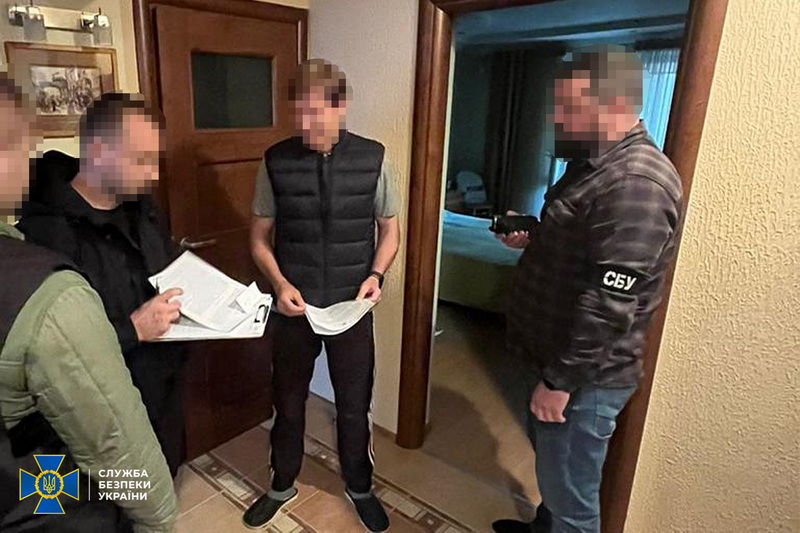 СБУ затримала прикарпатців, які оформляли ухилянтів водіями міжнародних рейсів