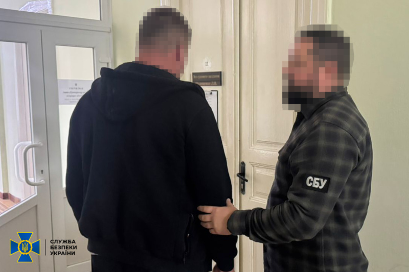 Служба безпеки спільно з Державним бюро розслідувань викрили в Івано-Франківській області нову схему незаконного виїзду військовозобов’язаних чоловіків за межі України, пише Репортер.