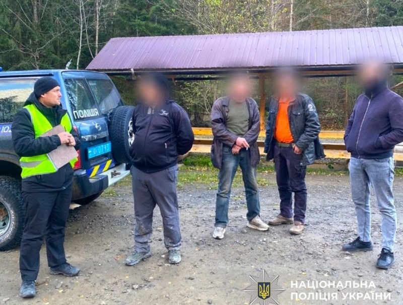 Прикарпатські поліцейські спільно з прикордонниками затримали мешканця Миколаївської області, який переправляв військовозобов’язаного чоловіка за кордон