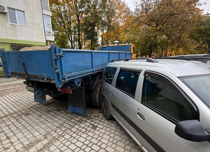 У Франківську вантажівка пошкодила три автомобілі