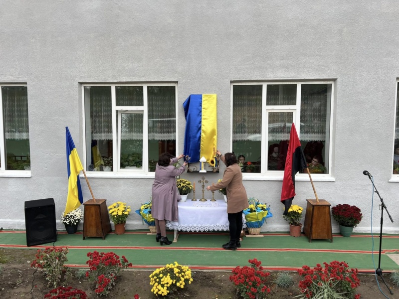У четвер, 30 жовтня, на фасаді навчального закладу у селі Городниця Городенківської громади відкрили  меморіальну дошку полеглому бійцю Івану Москалику.