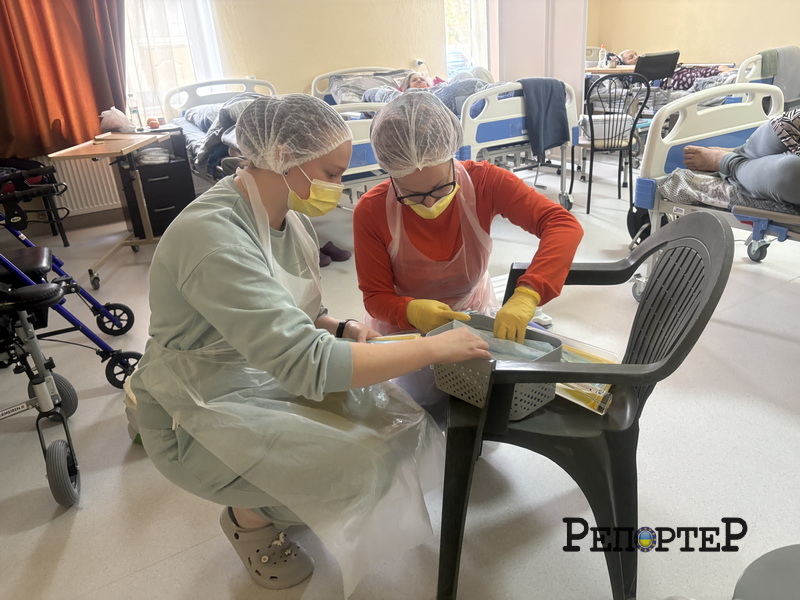 Вперше в житті подбали про стопи. Подологині допомагають самотнім стареньким у Калуші