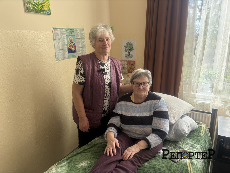 Вперше в житті подбали про стопи. Подологині допомагають самотнім стареньким у Калуші