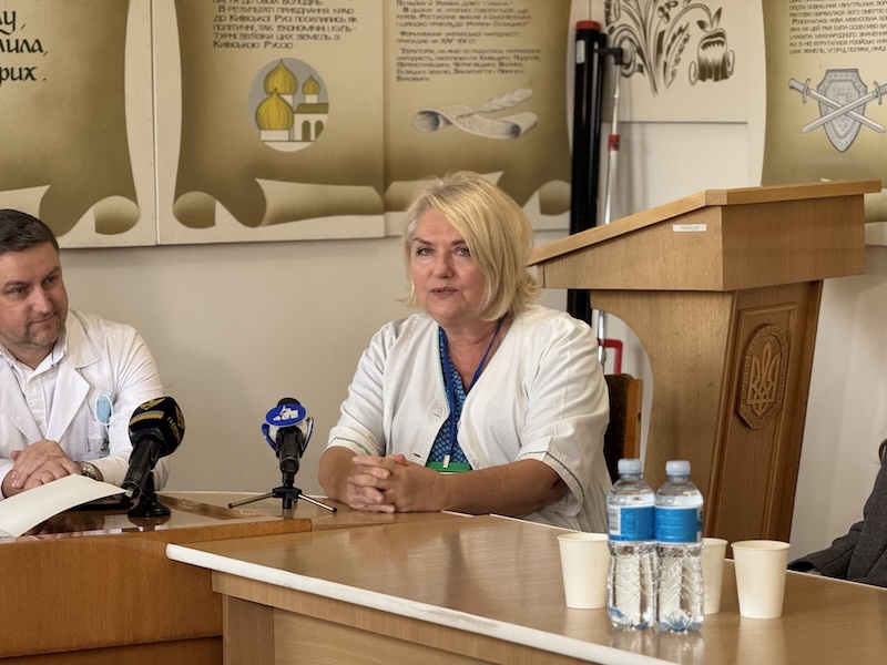 В Івано-Франківську 26 листопада благодійний проєкт «На_шапку» передав медичне обладнання та медикаменти онкогематологічному відділенню обласної дитячої клінічної лікарні