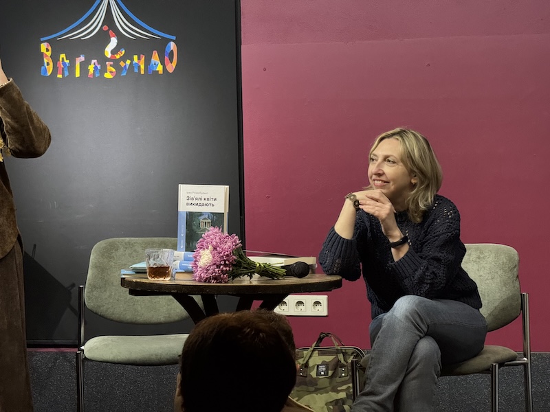 У п’ятницю, 28 листопада, в Івано-Франківську відбулася зустріч з письменницею Ірен Роздобудько. Захід відбувся у Підземному переході «Ваґабундо»