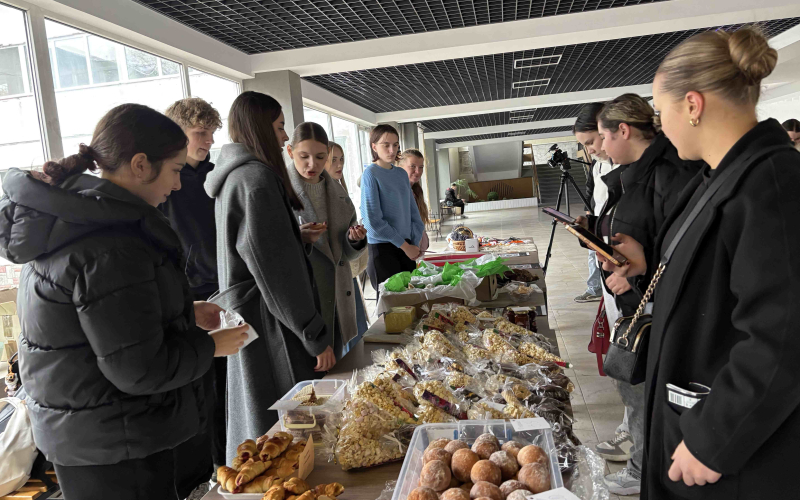 В ІФНТУНГ на благодійному ярмарку зібрали 30 тис грн на ЗСУ