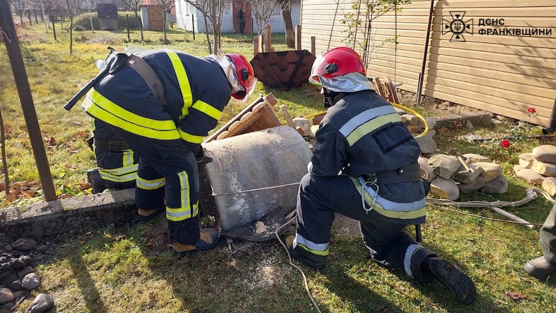У селі Княжолука Калуського району чоловіка засипало землею у криниці на території приватного господарства.