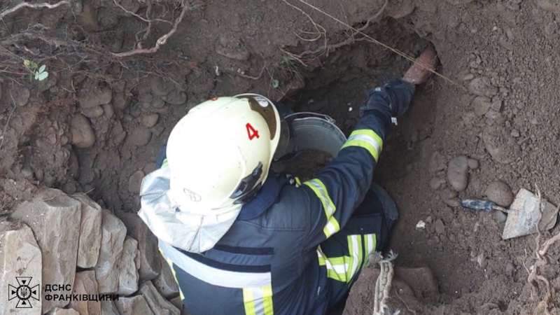 У селі Княжолука Калуського району чоловіка засипало землею у криниці на території приватного господарства.