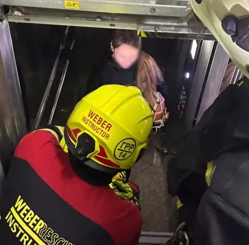 У пятницю, 31 жовтня в Івано-Франківську рятувальники отримали повідомлення про те, що на вулиці Гната Хоткевича у ліфті застрягла дитина.