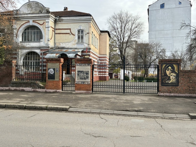 на вулиці Тарнавського відновили зруйновану браму, хвіртку та муровані стовпчики біля музею визвольної боротьби імені Степана Бандери.