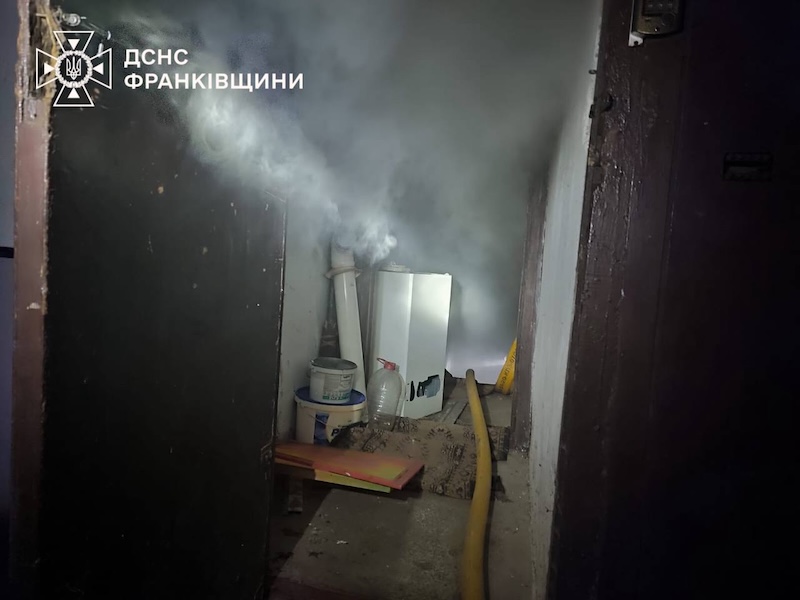 20 листопада о 18:11 до Служби порятунку надійшло повідомлення про пожежу у підвальному приміщенні п’ятиповерхового житлового будинку