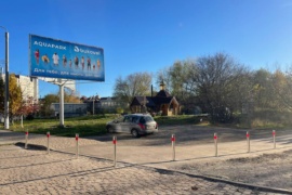 У Франківську при вході на міське озеро встановили обмежувальні стовпчики