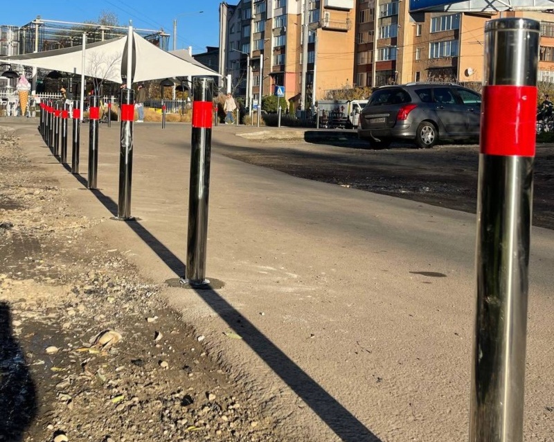 У пʼятницю, 31 жовтня, працівники КП «Муніципальна дорожня компанія» встановили обмежувальні стовпчики при вході на міське озеро зі сторони вулиці Гурика.