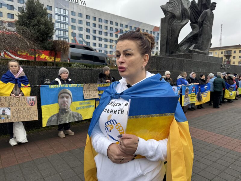 У неділю, 30 листопада в Івано-Франківську провели акцію-нагадування на підтримку полонених і безвісти зниклих захисників.