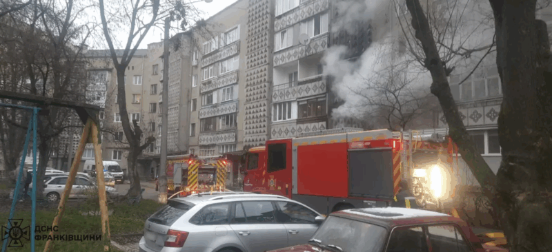 У суботу, 22 листопада о 15:50 до Служби порятунку надійшло повідомлення про пожежу в під’їзді п’ятиповерхівки на вулиці Целевича в Івано-Франківську.