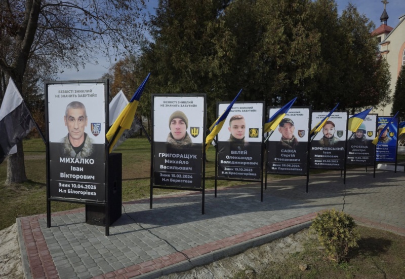 У неділю, 2 листопада, у селі Залуччя відкрили алею з портретами безвісти зниклих бійців.