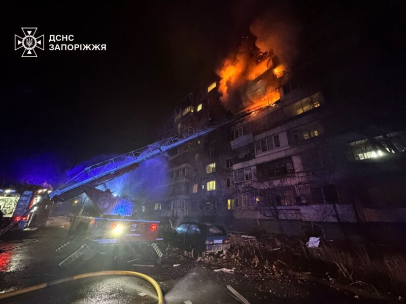 Ворог вдарив по багатоповерхівці в Запоріжжі - є поранені