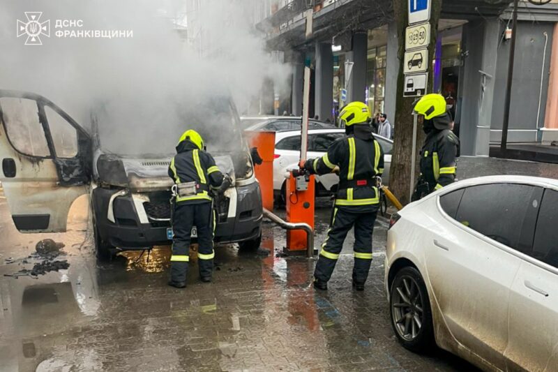 У понеділок, 1 грудня о 14:43 до Служби порятунку надійшло повідомлення про те, що горить мікроавтобус на вулиці Шевченка в Івано-Франківську. 
