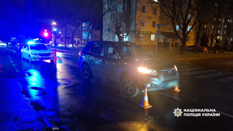 Увечері 11 грудня на вулиці Хоткевича в Івано-Франківську сталася дорожньо-транспортна пригода. Водій автомобіля Hyundai збив чоловіка