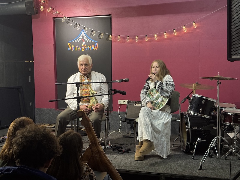 У п’ятницю, 13 грудня, в Івано-Франківську відбувся благодійний захід «Особливе Різдво» з живою музикою та традиційними різдвяними частуваннями.