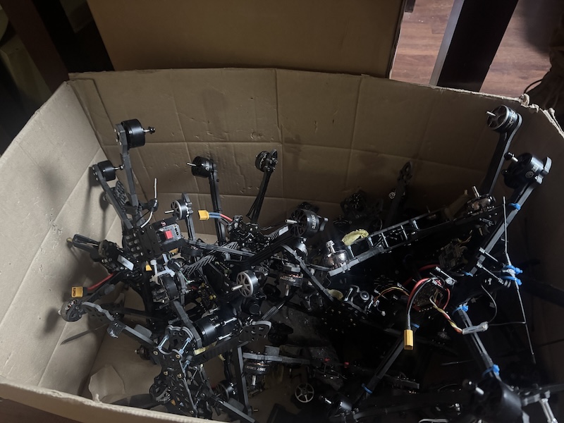 Хаб «Комарики» в Івано-Франківську починався як невелика ініціатива, що з часом перетворилася на постійний простір із командою волонтерів, 3D-принтерами та майстернею. Зараз тут збирають, ремонтують і тестують дрони для війська