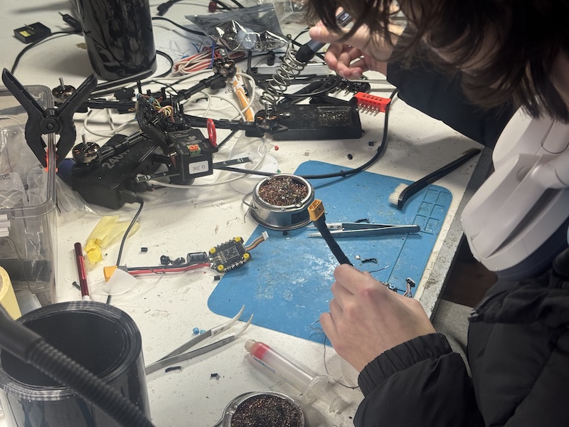 Хаб «Комарики» в Івано-Франківську починався як невелика ініціатива, що з часом перетворилася на постійний простір із командою волонтерів, 3D-принтерами та майстернею. Зараз тут збирають, ремонтують і тестують дрони для війська.