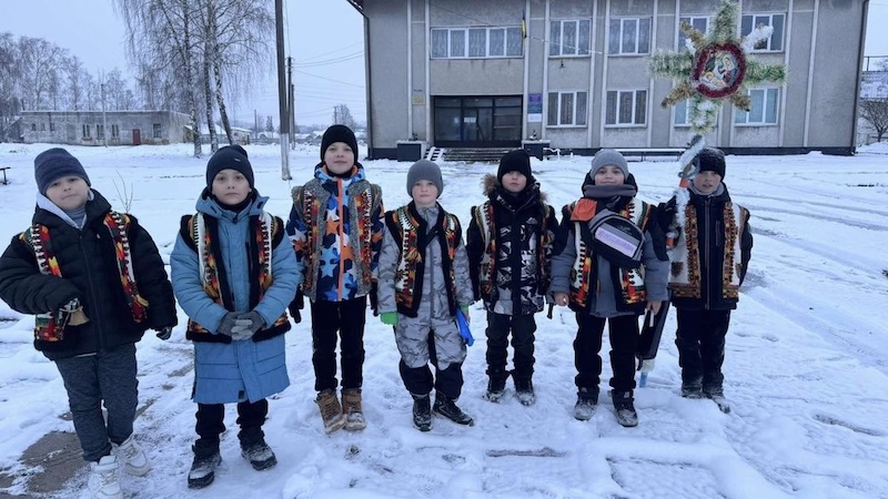 Під час різдвяних свят на Івано-Франківщині молодь Отинійської громади заколядувала 800 тисяч гривень для потреб Збройних сил України