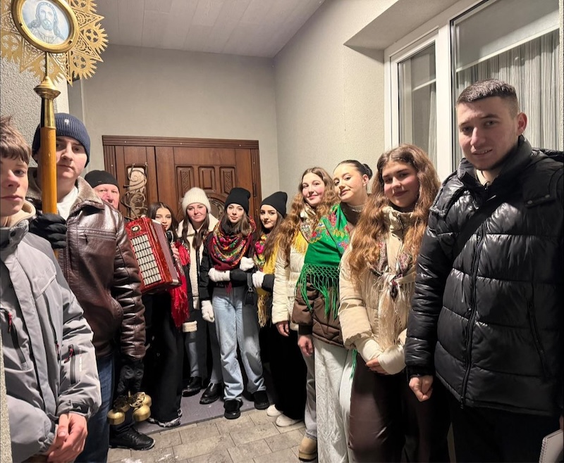 Під час різдвяних свят на Івано-Франківщині молодь Отинійської громади заколядувала 800 тисяч гривень для потреб Збройних сил України