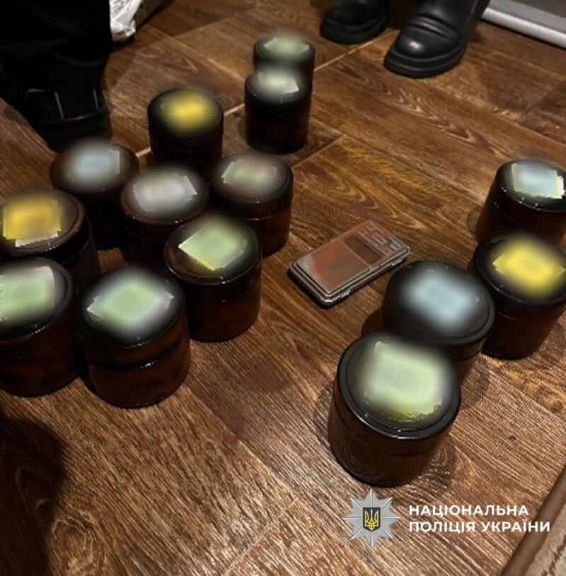 Поліцейські затримали 26-річного мешканця Івано-Франківська, який організував збут наркотиків. Під час обшуку в нього виявили значні обсяги наркотиків та кошти, отримані від їх продажу.