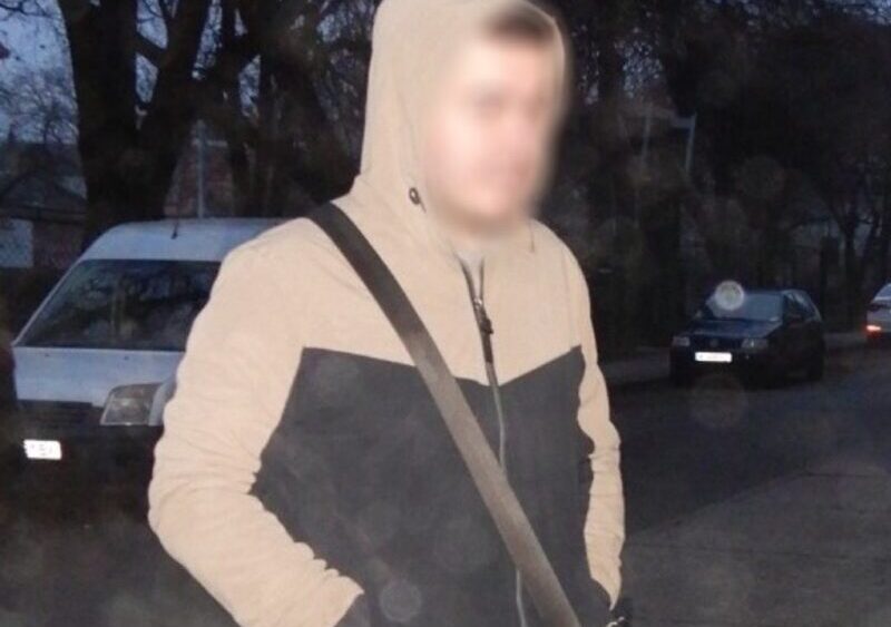 Поліцейські затримали 26-річного мешканця Івано-Франківська, який організував збут наркотиків. Під час обшуку в нього виявили значні обсяги наркотиків та кошти, отримані від їх продажу.