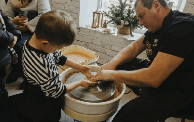 У Косові відбувся благодійний ярмарок «Теплий базар», який цього року зібрав понад 1200 відвідувачів. У ярмарку взяли участь 35 продавців