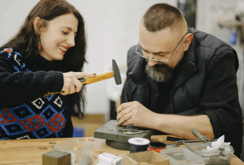 У Косові відбувся благодійний ярмарок «Теплий базар», який цього року зібрав понад 1200 відвідувачів. У ярмарку взяли участь 35 продавців