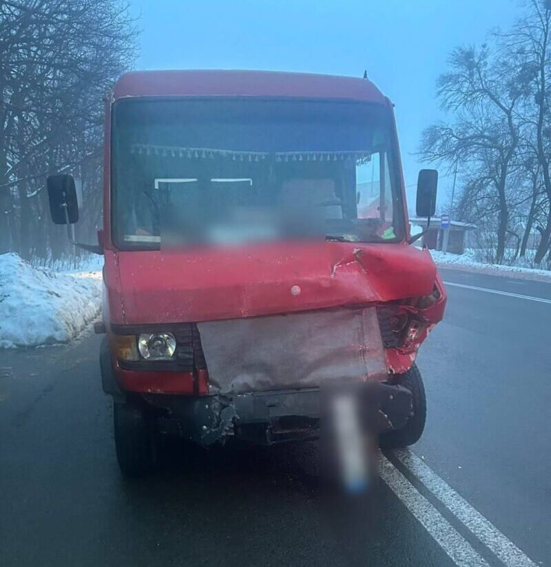 У Павлівці автомобіль зіткнувся з рейсовим автобусом - п’ятеро людей у лікарні