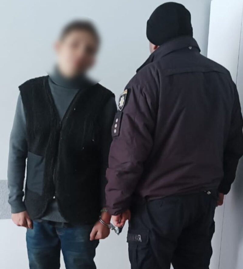 Поліцейські Івано-Франківщини затримали хлопця, який навмисно підпалив автомобіль. Фігуранту вже повідомили про підозру, йому загрожує до десяти років позбавлення волі.