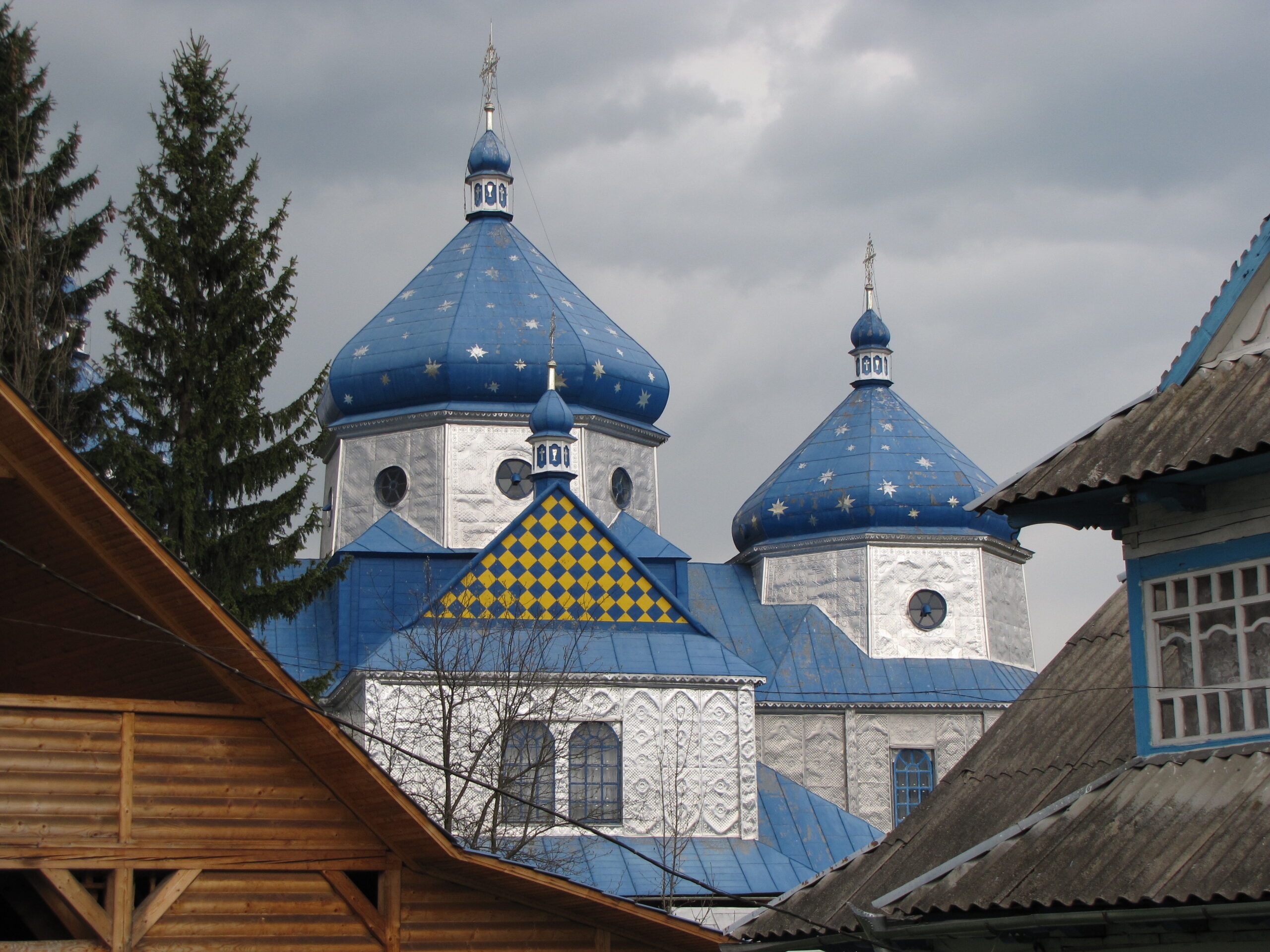 церква петра і павла космач