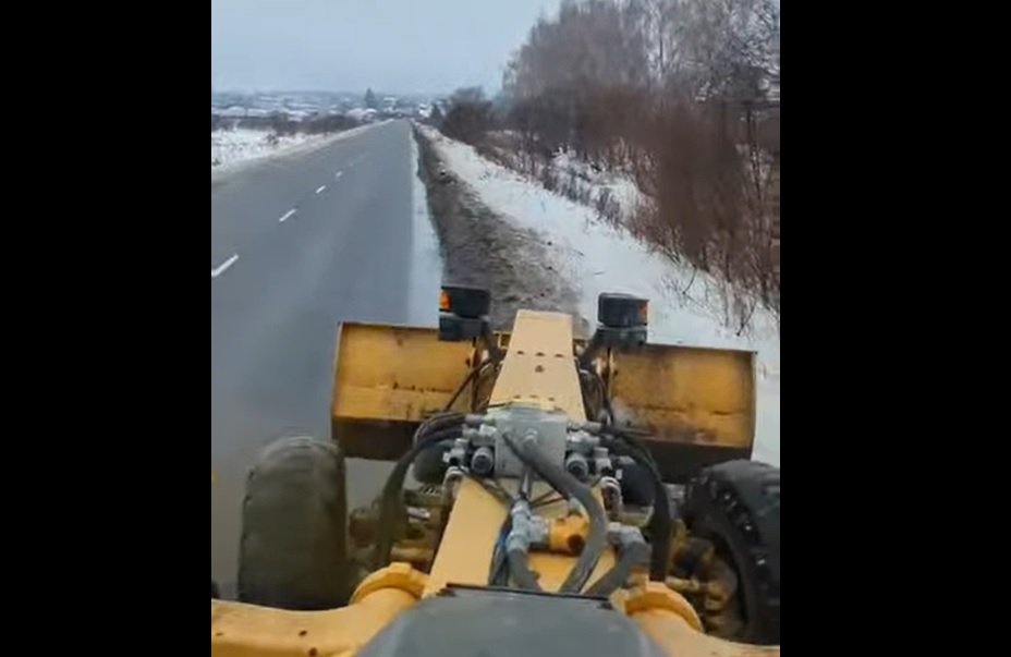 дороги посипають