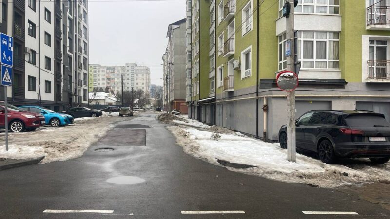 У Франківську встановлюють нові дорожні дзеркала