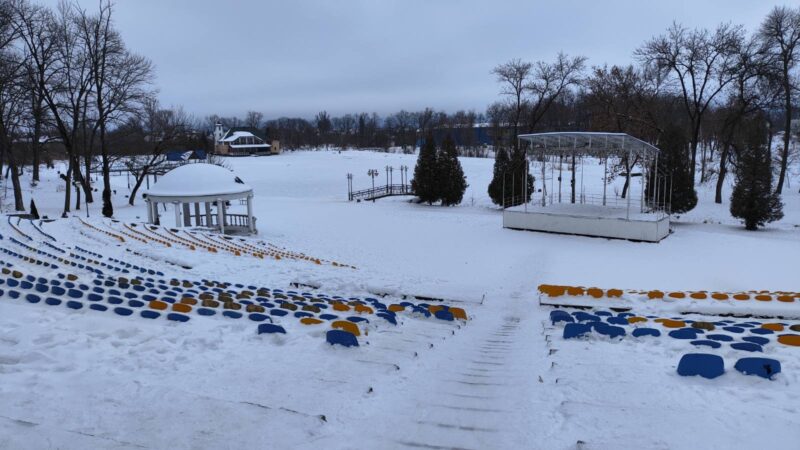 У Калуші в парку Івана Франка невідомі виламали крісла для катання з гірок