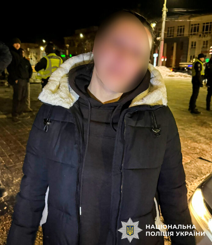 У Рівному жінка перекинула портрети полеглих військових, бо вони її дратували