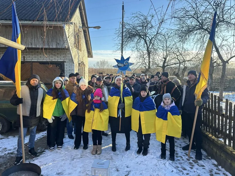 У селі на Калущині заколядували майже 500 000 гривень для односельців, які на війні У селі на Калущині заколядували майже 500 000 гривень для односельців, які на війні