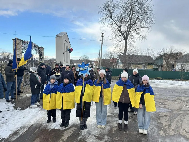 У селі на Калущині заколядували майже 500 000 гривень для односельців, які на війні У селі на Калущині заколядували майже 500 000 гривень для односельців, які на війні