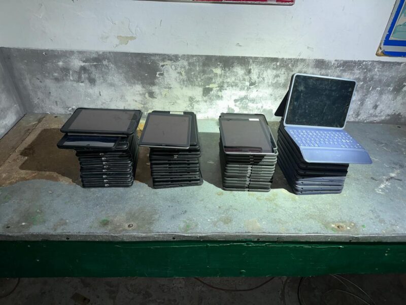 Двоє прикарпатців намагалися ввезти в Україну планшети й ноутбуки на понад мільйон гривень