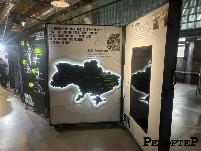 Робопес і бойові відео. На Промприладі відкрили виставку про 13 бригаду «Хартія»