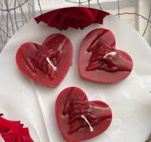 У Калуській громаді виготовили 458 свічок-валентинок на підтримку ЗСУ