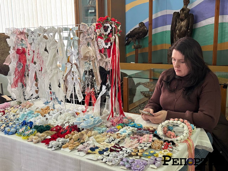 У франківській ратуші триває ярмарок на підтримку ЗСУ (ФОТО)