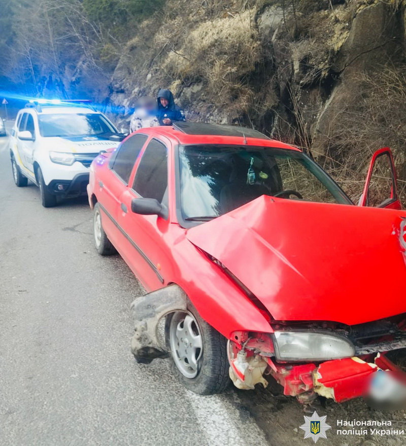 Біля Яремче п'яний водій влетів у скелю - автівка перекинулась 