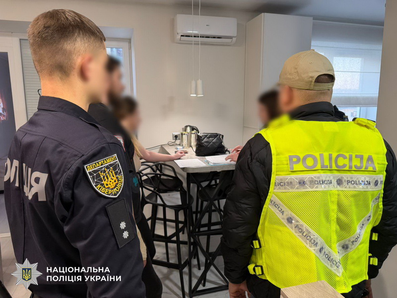 Два франківці зі спільниками видурювали гроші у громадян ЄС