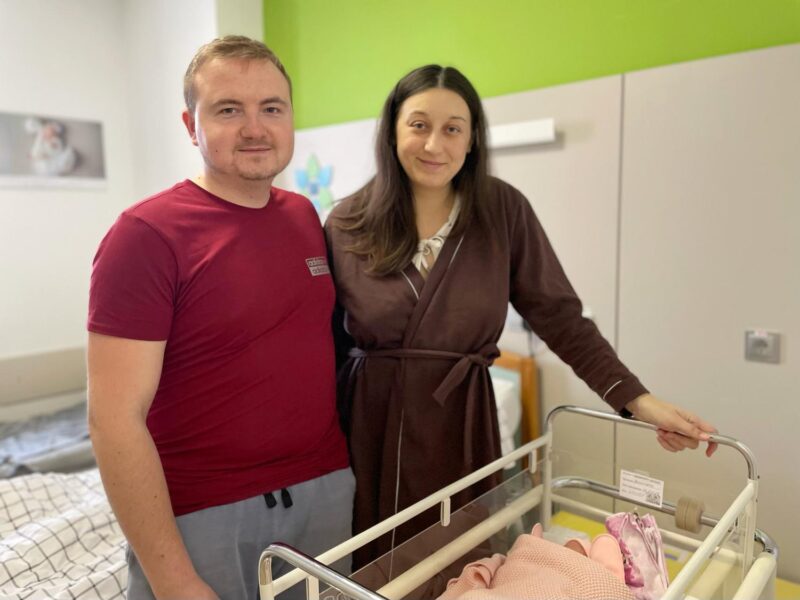 Після трансплантації нирки 27-річна прикарпатка народила здорову доньку