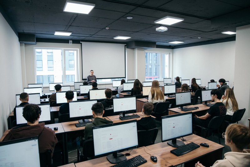 У Франківську стали відомі перші переможці конкурсів для школярів